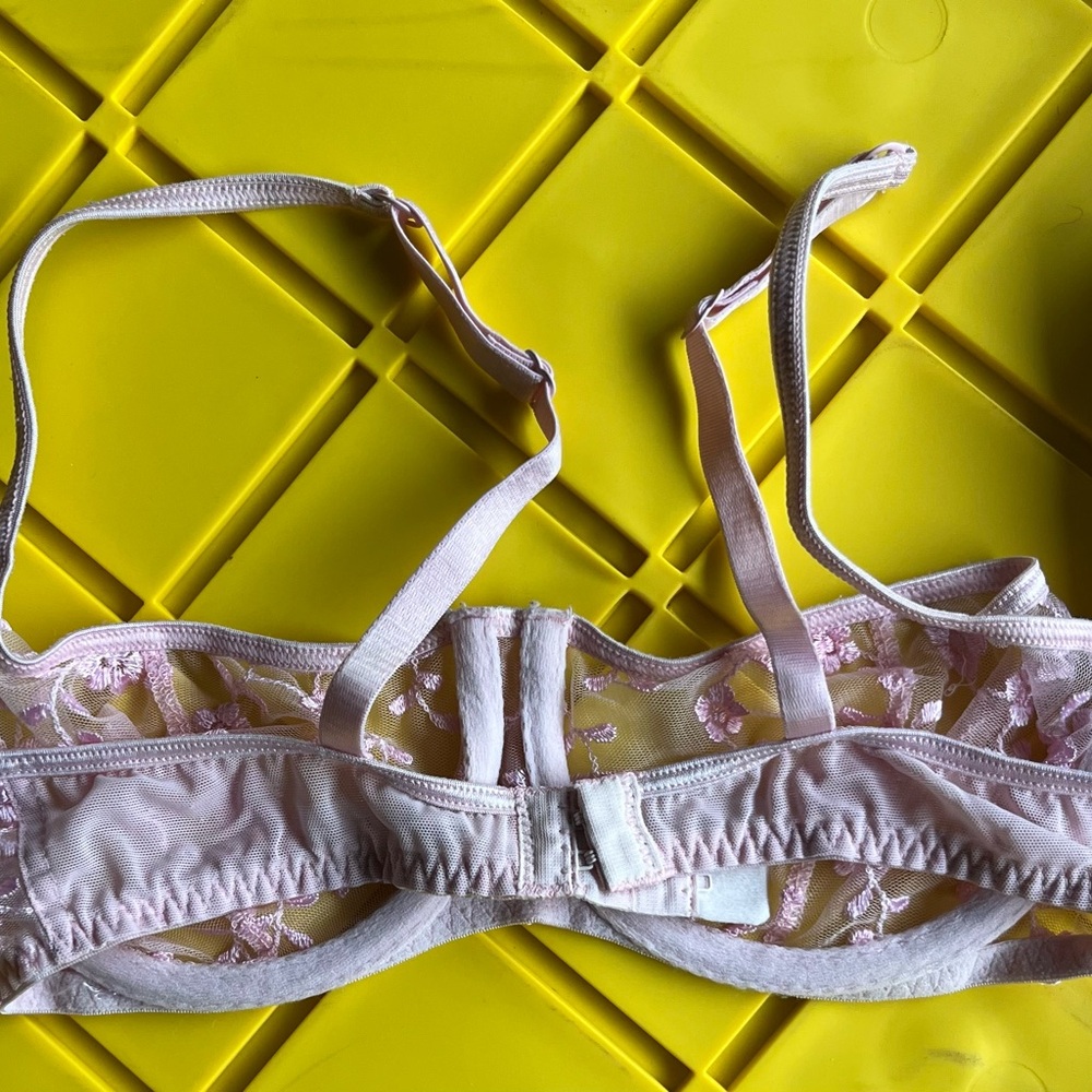 Victoria’s Secret Bra Lot - Picture 3 of 4